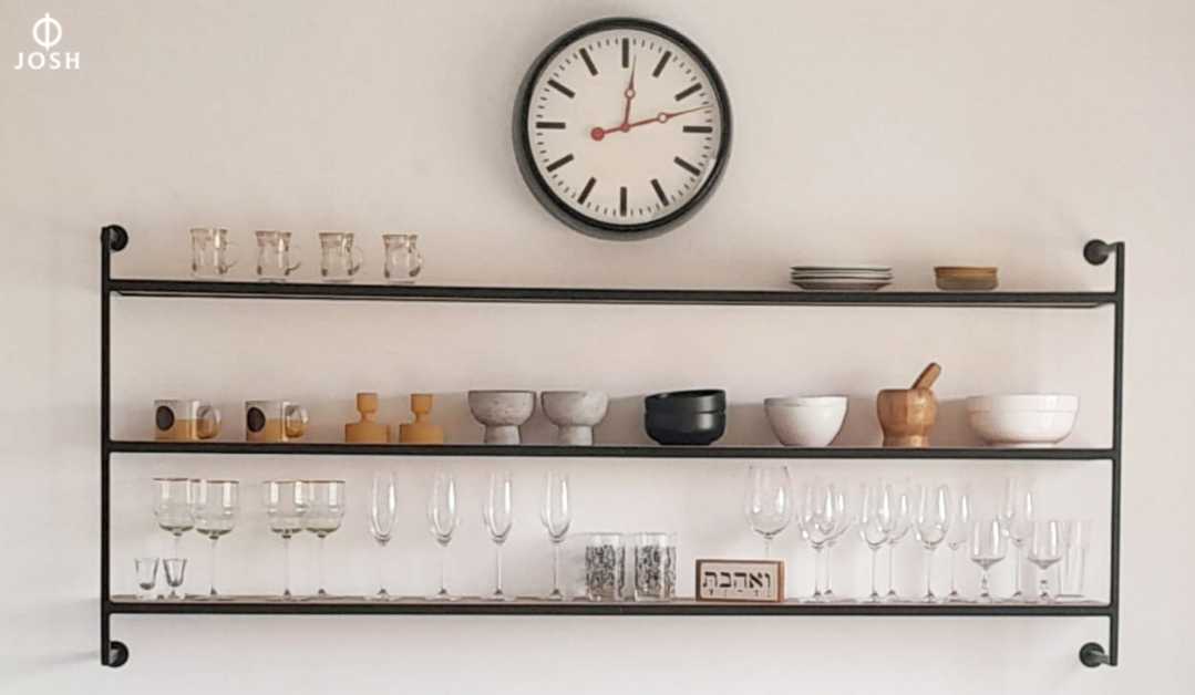 Wall mounted Kitchen shelves by Elnatan Shitrit at