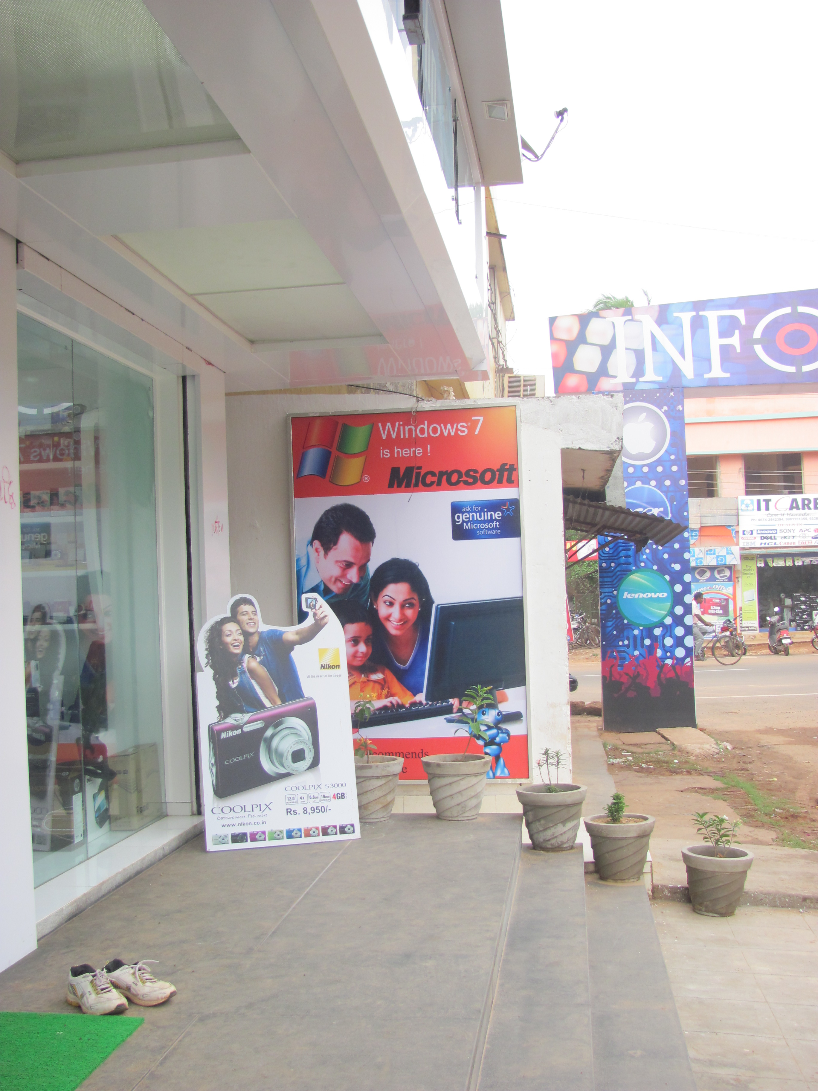IT Showroom VM Bhubaneswar by Pravakar Thakur at